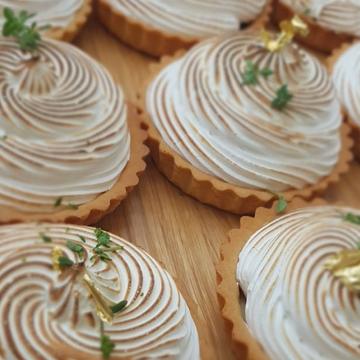 Photo of lemon meringues on a table ready to be served